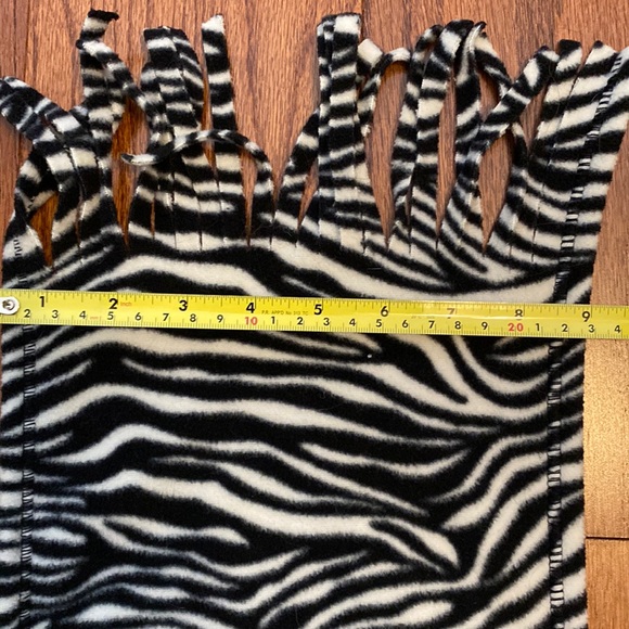 Zebra Pattern winter black & white scarf/wrap - one size - Picture 8 of 9